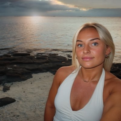 Footballer - Scotland 🏴 Accountancy and Finance Graduate from @heriotwattuni - instagram:kirstysmith.11