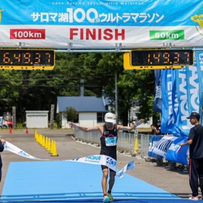 2009年100kmウルトラマラソン世界ランキング1位 /2014年IAU100kmWCドーハ4位 /100km6時間台20回(トラック含む) /サロマ湖100km優勝3回(2009.2013.2014 ) 100kmPB6:35:52 (2012サロマ湖)/46歳100km6:43:53(2023柴又)