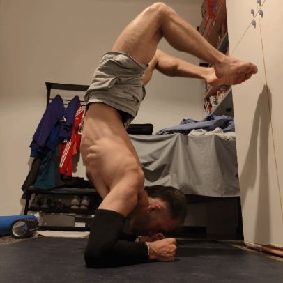 AlexanderDuma03's profile picture. Ma noi siamo quelli con dentro una realtà distorta e con 10.000 rime diverse come scorta