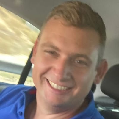 Northerner now down south. Don't take life too seriously. Likes Guiness and good cocktail.
