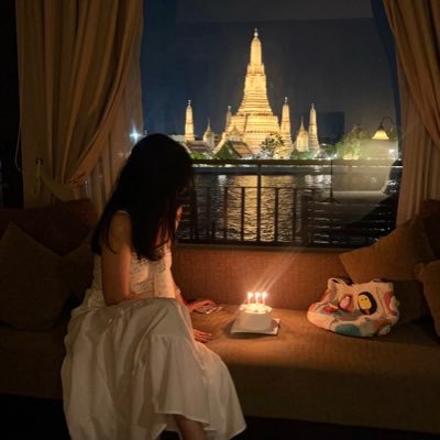 Tiawre's profile picture. In between everything, for real.