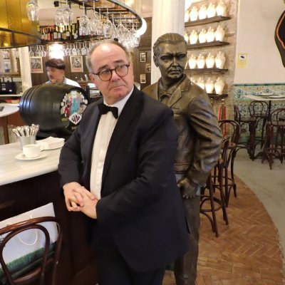 Diplomado en Ciencias Sociales. Periodista. Colegiado nº 104 en el Colegio Profesional de Periodistas de Andalucía.