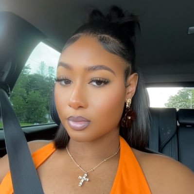 We all wear scars, keep people around who make yours feel beautiful🦋IG: its.nells “ SOUL THERAPY HEALING JOURNAL” link ⬇️ ✨🌸🙏🏾