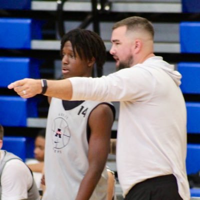 Knox and MJ’s dad • Jessica’s husband • 🏀 coach Hebrews 11:7 • Luke 15:20 • Micah 7:7-8 🇨🇦🏹🧃 @AggiesHoops @HofstraMBB