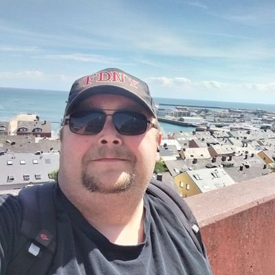 als exam. Altenpfleger im Inselkrankenhaus tätig, auf der schönsten Insel der Nordsee, stolzer Hundepapa und
verheiratet/married