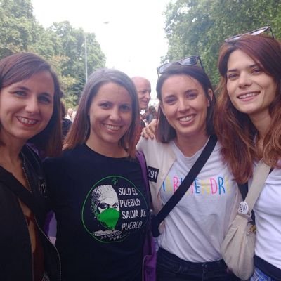 Soy de izquierda,de padre comunista,militante y afiliado de Podemos y me gustaria una República para mi pais,Salud y ❤💛💜✊✊