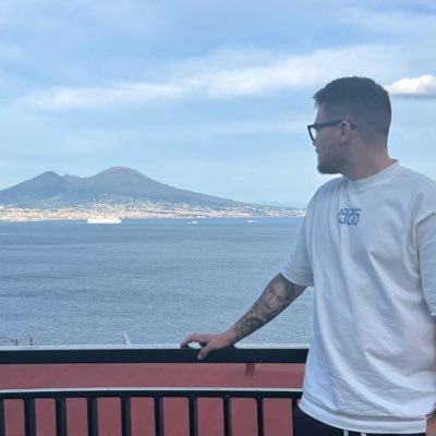 🌋 𝐍𝐀𝐏𝐎𝐋𝐈 | 𝟐𝟎𝟎𝟐 💡 Vivo il calcio e la tattica con il cuore, ma la cravatta la lascio a casa