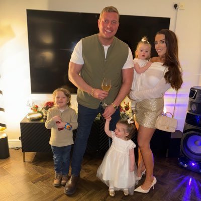 Dad to Henry, Darla & Roma👨🏼💼West Ham Fan⚒️ & Boxing🥊 Beer Drinker 🍺 TV Personality📺 Love Cooking👨🍳 Work Enquires Email-tomskinner156@gmail.com BOSH❤️