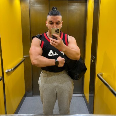 Tengo varios canales. Mas de 1 millón, 3 placas y cuentas en diferentes sectores. Contacto: besttacontactos@gmail.com ♥ @RekSasii ♥
millonario en brasil