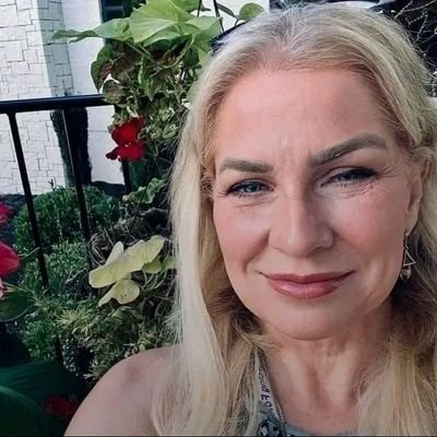 EllenJames9742's profile picture. 