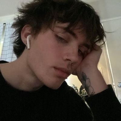 cornudoboy's profile picture. 🎱; sin piedad dejas atrás un séquito de vana idolatría