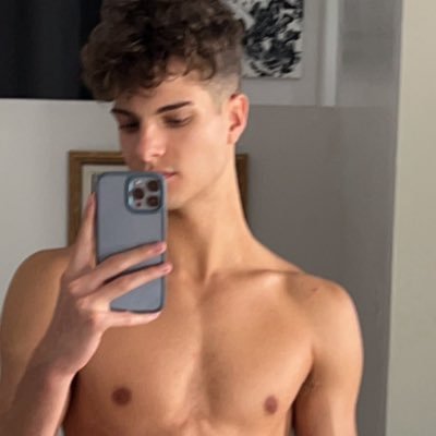 M19 Hot boy looking for gay boys with abs ❤️ Snapchat: https://t.co/gSBilPtCSE