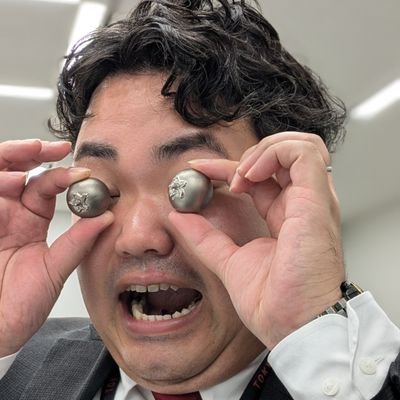 ニュースダイジェスト社の記者/工作機械業界の友達と一方的に思っている人/元スポーツデータ分析会社プロ野球MLB担当/菊池雄星、筒香嘉智、原口文仁、オースティン世代/SQLのニワカ知識保有者だが、膨大な業務を振られるので会社には秘密/青森県出身、リンゴは常に余ってる