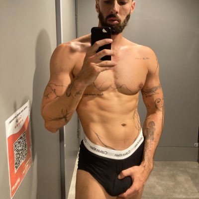 south of France
6ft4/195cm
big smelly feet
into sub f@gs