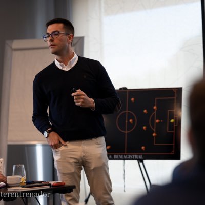 Autor del libro “Notas de un (súper)viviente: Quien resiste, gana.” Profesor en @ufvmadrid . ⚽️ Director Área Deportiva @somosunionfc 👨🏫@be_magistral .