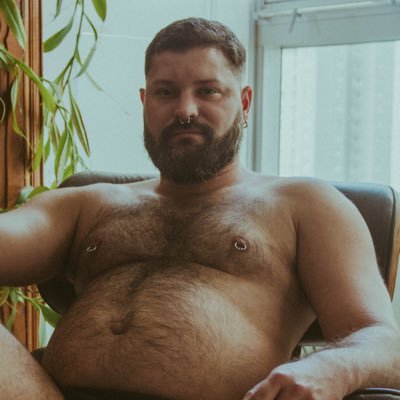 Lindo ursão com sorriso maroto e corpo para satisfazer os maiores apetites. Passivo guloso que nunca decepciona. 🔞