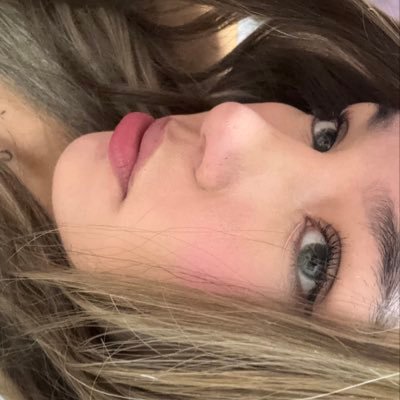 Soy ámbar_rosse2, piel suave, mirada traviesa y una mente pervertida.
Solo te advierto una cosa… no vas a querer salir de aquí.