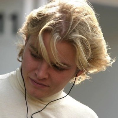 olivia_r4vt's profile picture. either at a concert or museum