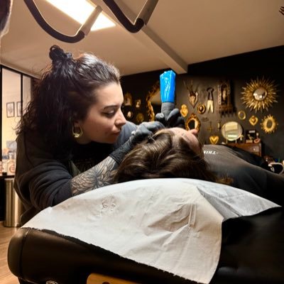 Tattoo artist 🎨 chez Barbe Noire 📍 IG @/sheisametz.tattoo 🍃 Feminist, Vegan & Sober witch✨ emo pop punk & skate vibes 🛹 She/Elle 🌚 - PV : @__holyhell