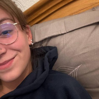 LisaQueen5656's profile picture. Bin Jung und willig.  Mag Männer und vielleicht auch keine Tabus , find es raus hehe.
Umsonst gibt es bei mir aber nicht.
Telegramm https://t.co/WPTVXNIso2