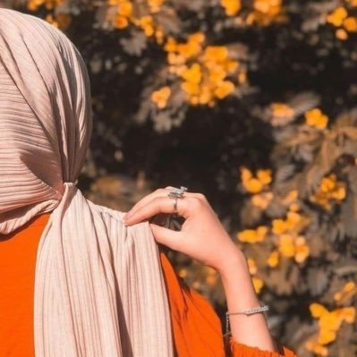 خلقت هادئه لا احب زحام لا في اماكن ولا شعور ضجيج العالم لا يناسبني