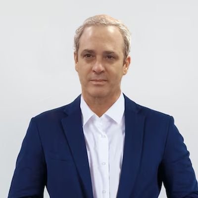 Publicitário, participou do pleito de 2008 como consultor de mkt político à pref. de Campinas/SP e das campanhas para deps. em São Paulo de 2006 a 2010.