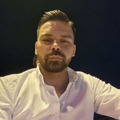 Çevren ne kadar kalabalık olsa da;
Hayat tek başına mücadele etme sanatıdır.