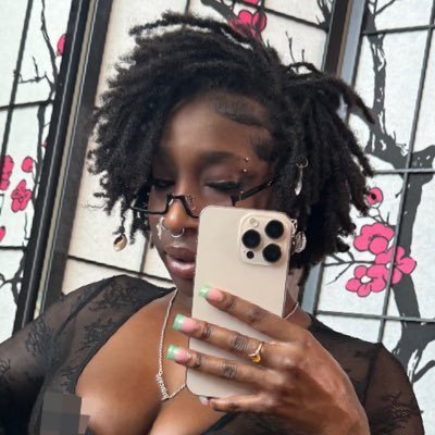 e_eshamea's profile picture. ‼️REAL PAGE⁉️💦DEDICATED FOR FANS ONLY💦 MILF 💦i 💟 2 squirt! iMessage badgerinter001@gmail.com when u craving more of me https://t.co/XY6d92Y1HX