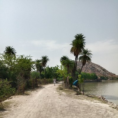 जीवनानंद की खोज में, सत्य-सुरभि का संनाद हूँ,
विवेक-दीपक से पथ आलोकित, उद्देश्य-गंगा का प्रवाह हूँ।
कामना-कमल सा खिलता हूँ, आनंद-चंद्रिका में नहाता हूँ।