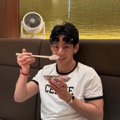 Ddeonu_foxeyes's profile picture. uno les da la mano y me agarran la pata