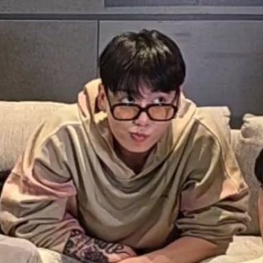 . . . 🗯 silence! you are disturbing me watching videos of kittens with yoongi !!