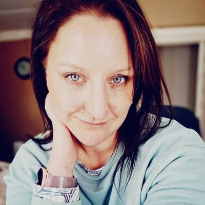 Graphic Designer
I like poems, photography and real conversation
#bottervlieg_woorde is my eie woorde 🦋
https://t.co/suAq1cPfnL