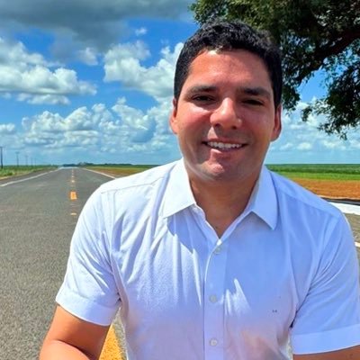 Advogado, Diretor-Geral do DER/PI. Esposo da Júlia e pai da Lívia e da Lara
