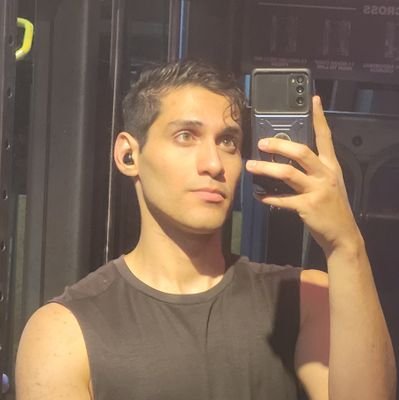 Ele/Dele (Alexandre)/Bacharel em Biomedicina/ Ex booktuber/ Ex Drag Queen/ Concurseiro/ Futura peituda metido
