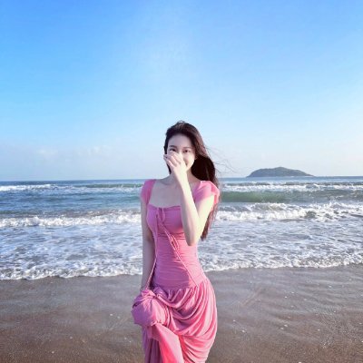 모델은 행거가 아니라 스토리텔러입니다. 이것이 제니의 전문적인 신념입니다. 그녀는 항상 열린 마음으로 모든 도전을 환영합니다. 상업 사진의 정확한 전달이든, 예술 창작의 자유로운 유희든, 그녀는 전문적인 태도로