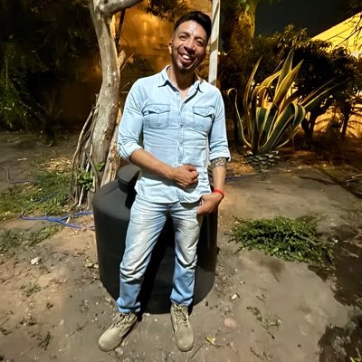 Vato curioso, sarcástico, directo, morboso, arrabalero, bebedor social, geek, Poketrainer, hot, mis tweets raros, locutor, ❤️vellos y barbas, followUfollowme.🧐