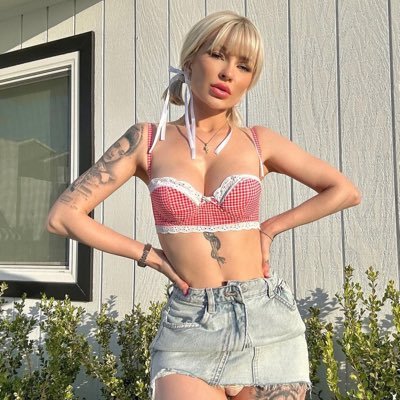 DaniSarah52425's profile picture. I’m single looking for a good man to take good care of me and lead to married