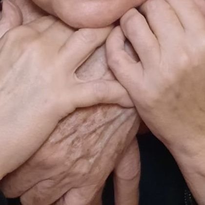Si tu mundo se viene abajo, te dejo venir al mío. Es pequeñito, pero abrazados cabemos los dos.