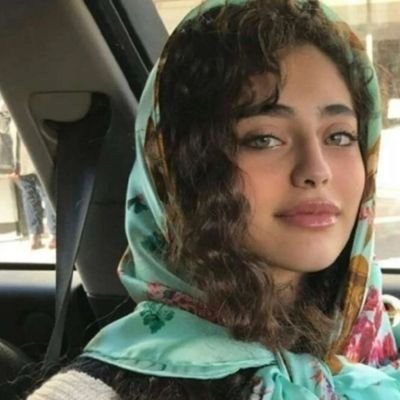 إنها تُبهر مثل الفجر، وتُواسي مثل الليل 🦋✨