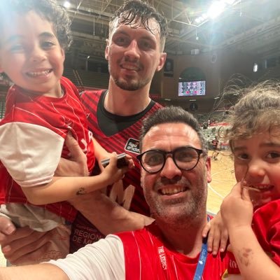 Tiro del carro en @gradasr27. Veo más baloncesto del que debería 🏀.Colecciono camisetas.