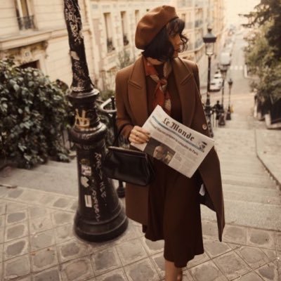 {كاتبة مُبتدِئة}82🗞، أعشَق الفجر والشروق والليل، يستهويني البحر عندما يكون هادىء بلارياح،، فالبحر والرياح عندما يجتمعان يُشكلان خطراً على {السُفُن العابرة}..🖤