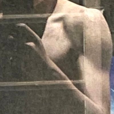 UhwlE's profile picture. 低調