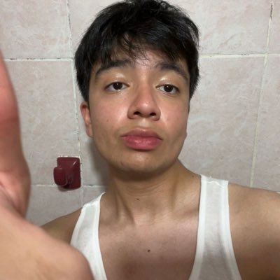 chrissss_111's profile picture. quiero hacer pipi