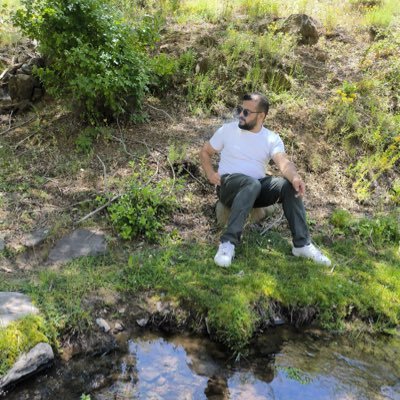 Makamların değil, karakterin peşinden giden; dostluğunu menfaate değil, samimiyete adayan bir yolcuyum.