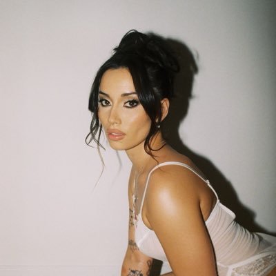 I’m known for my booty // 25 yr old lil 👽 // girl next door // retired!! ✨🤍🧚
