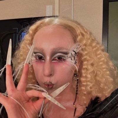 etherialroan's profile picture. red wine supernova