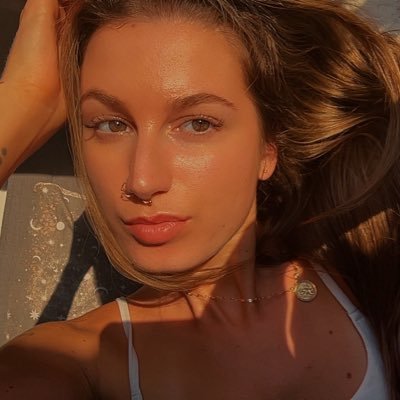 darling you’ve got magic in your bones and gold in your soul, don’t let anyone treat you like you’re ordinary. | she/her | 24
