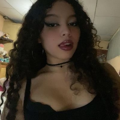 Definitivamente tus labios
tienen algo magnético 👄 / ya no me hackeen por favor :(