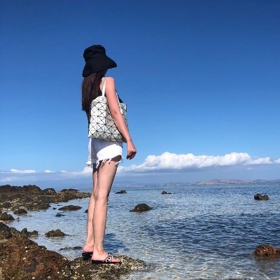 memeloveb's profile picture. 