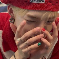 kris 🍓 (@hmesick_) 's Twitter Profile